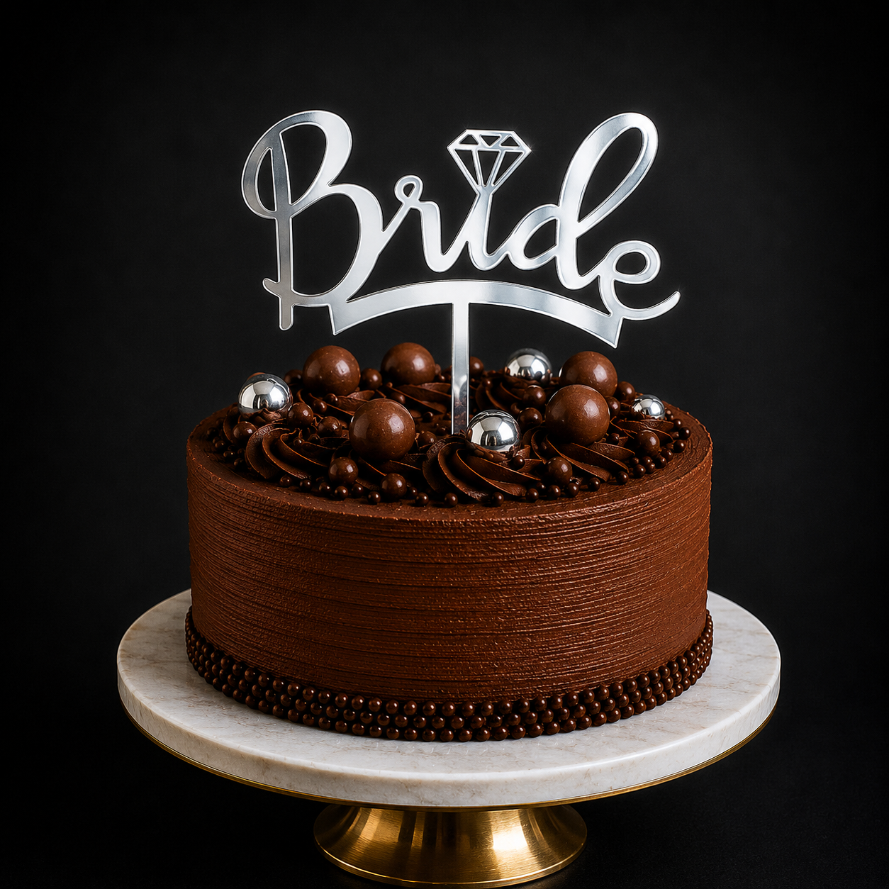 Yüzük detaylı Bride yazısı ve aynalı gümüş görünümüyle bridal shower ve bekarlığa veda organizasyonları için tasarlanan şık pleksi pasta süsü.
